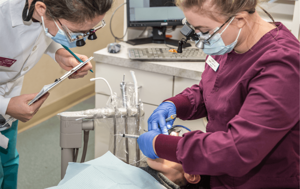 在线赌博推荐 dental students work on patient.