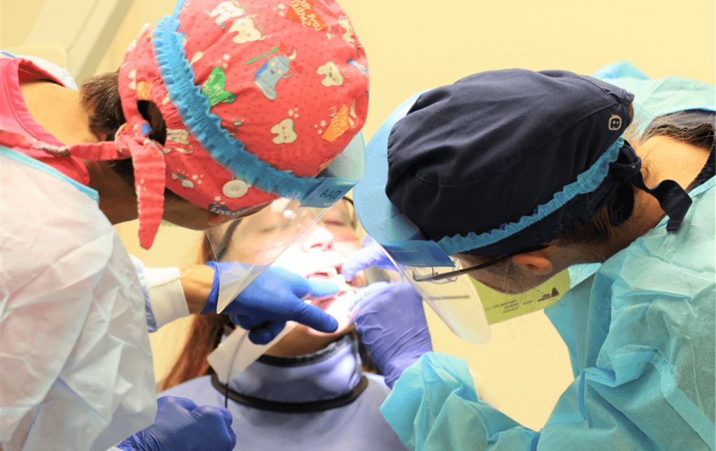 在线赌博推荐 dental students work on patient.